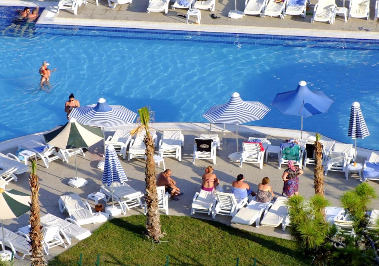 Golden Sunset Hotel&Spa Kemer Exterior foto A pool at a hotel in Turkey
