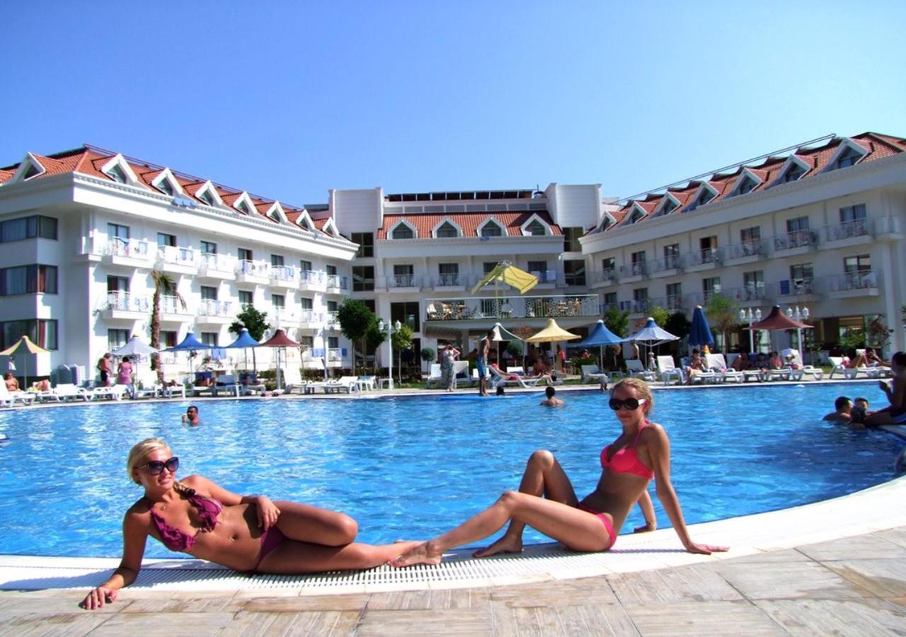 Golden Sunset Hotel&Spa Kemer Exterior foto A pool at a hotel in Turkey