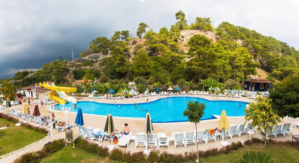 Golden Sunset Hotel&Spa Kemer Exterior foto A swimming pool in Turkey