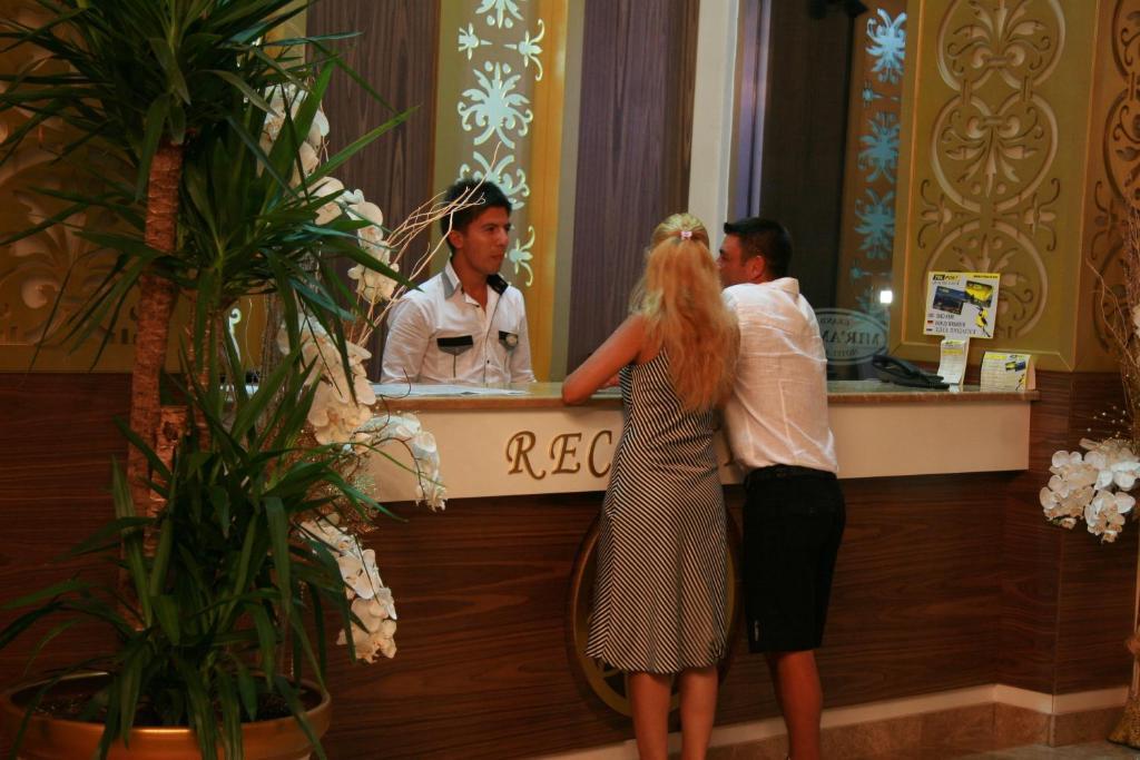 Golden Sunset Hotel&Spa Kemer Exterior foto A receptionist at a hotel